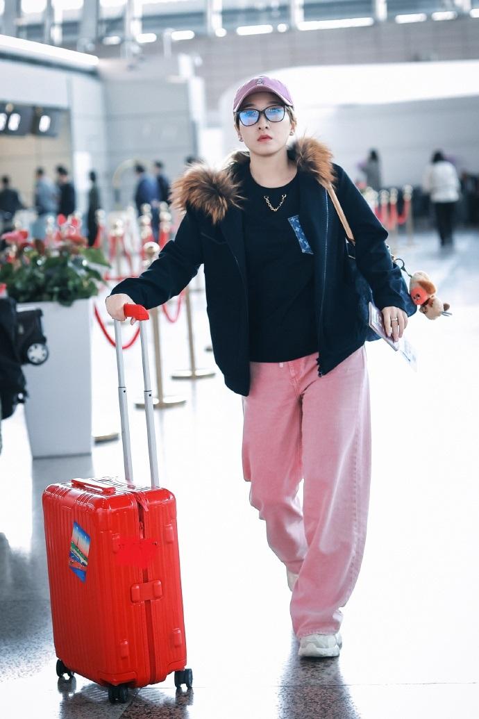 今天刘诗雯出发伦敦，她这次搭配的格外潮流，看上去年轻又洒脱，还显得非常的年轻。