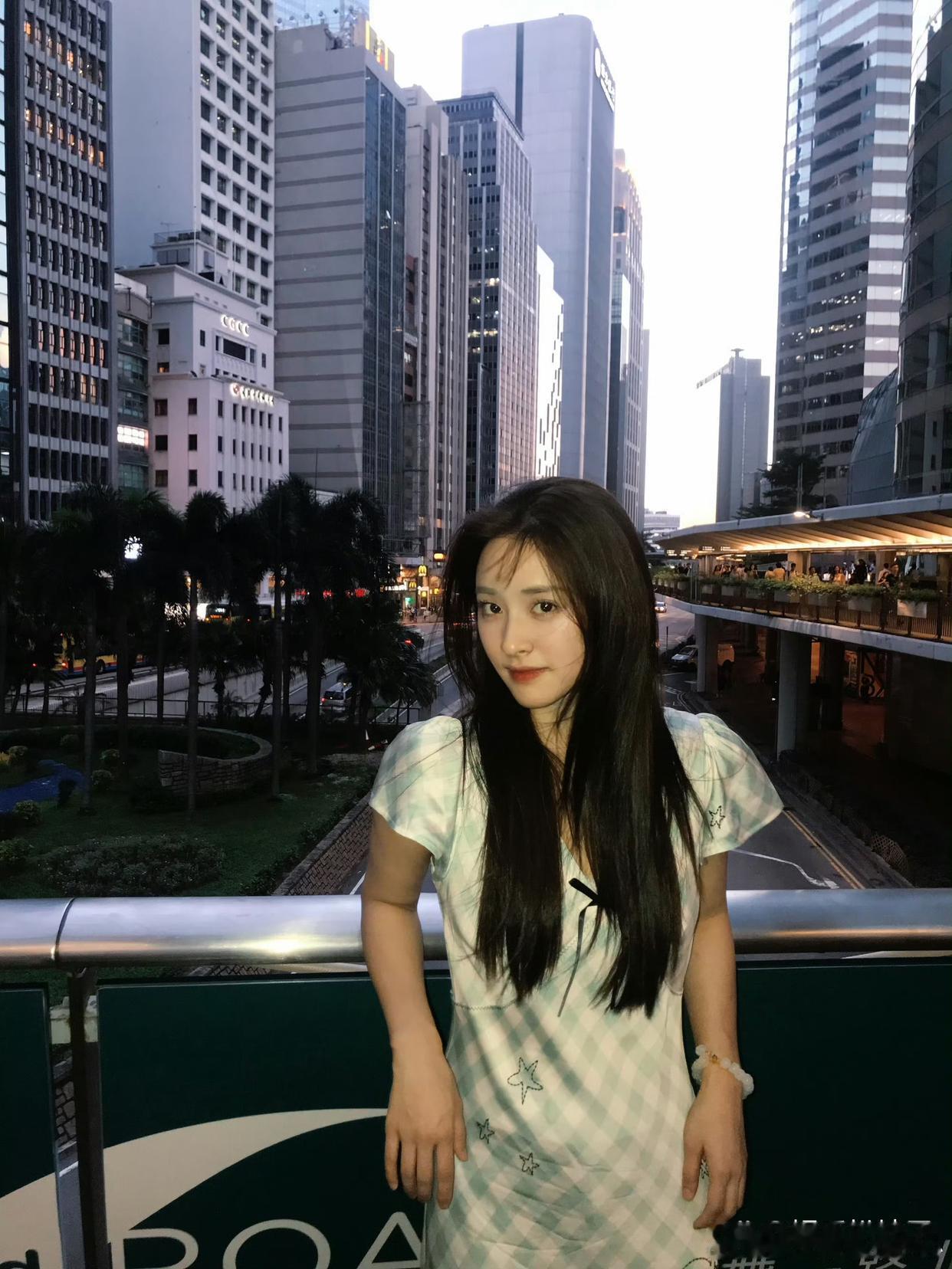 1.贾乃亮在读书期间与黄圣依谈过一段时间，对方算是初恋女友，后来遇到李小璐，也没