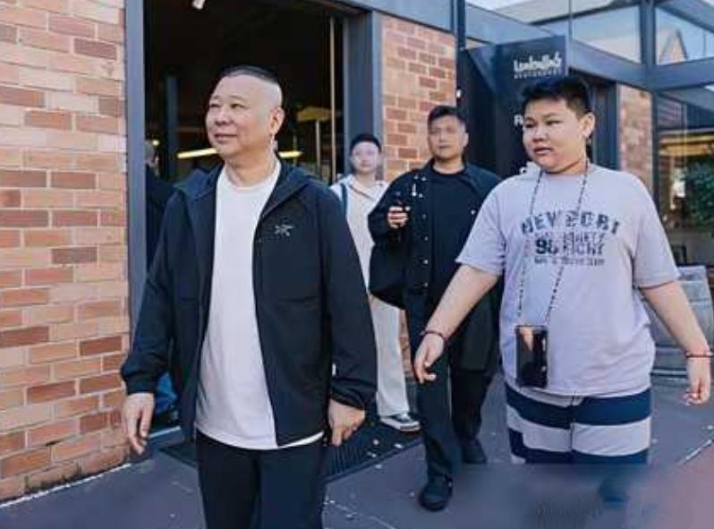 郭德纲与妻儿在澳大利亚墨尔本巡演期间在自己的私人庄园内合照：镜头中11岁的郭