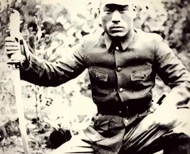 1940年，伪军头子进村抢粮食，回家后，却发现妻子遭到日军头目的侮辱，并撞墙自杀