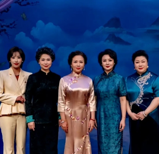 卸下了戏装，换上了中式旗袍，舞台名伶们更显东方女性的古典神韵，你不会认不出她们了