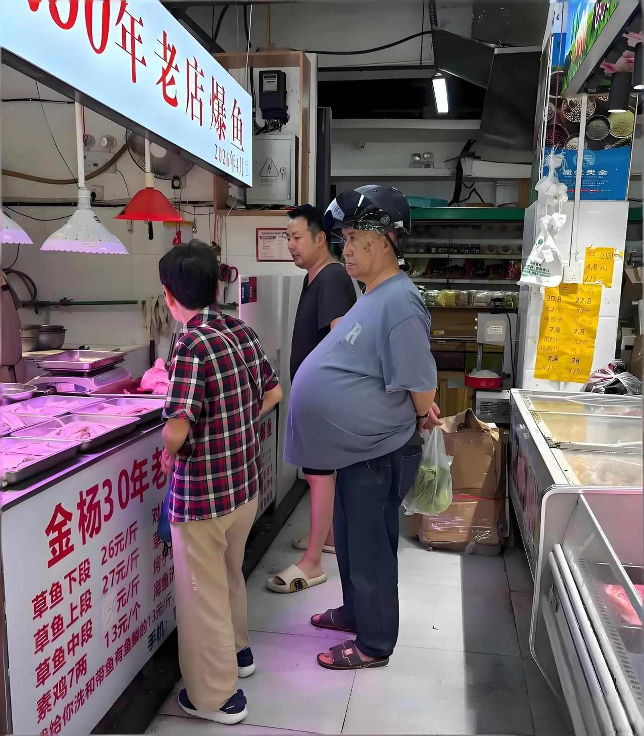 猛一看还以为是位孕妇，仔细一瞧原来是位老大爷！