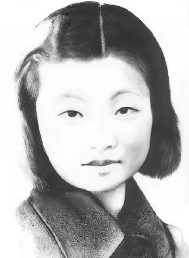 1987年秋，77岁的蒋经国奄奄一息地躺在病床上，嘴里不停地呢喃着：“亚若，亚若