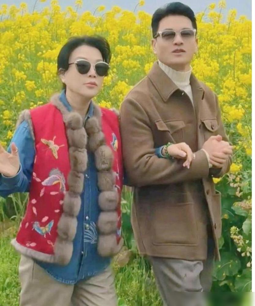 70岁吕良伟，把小15岁的老婆硬是衬成了他妈，这事就离谱。你以为他砸了上百