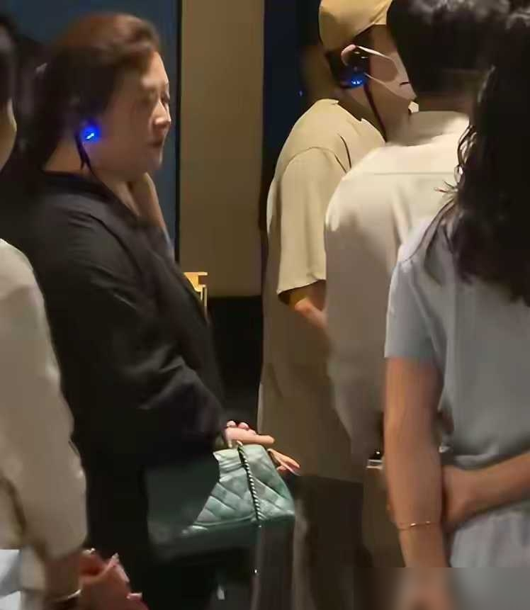 沈腾带全家逛三星堆，全程给父母推轮椅、弯腰讲解，转头一看，妻子王琦拎着个皱巴巴的包跟在后面，俩人愣是