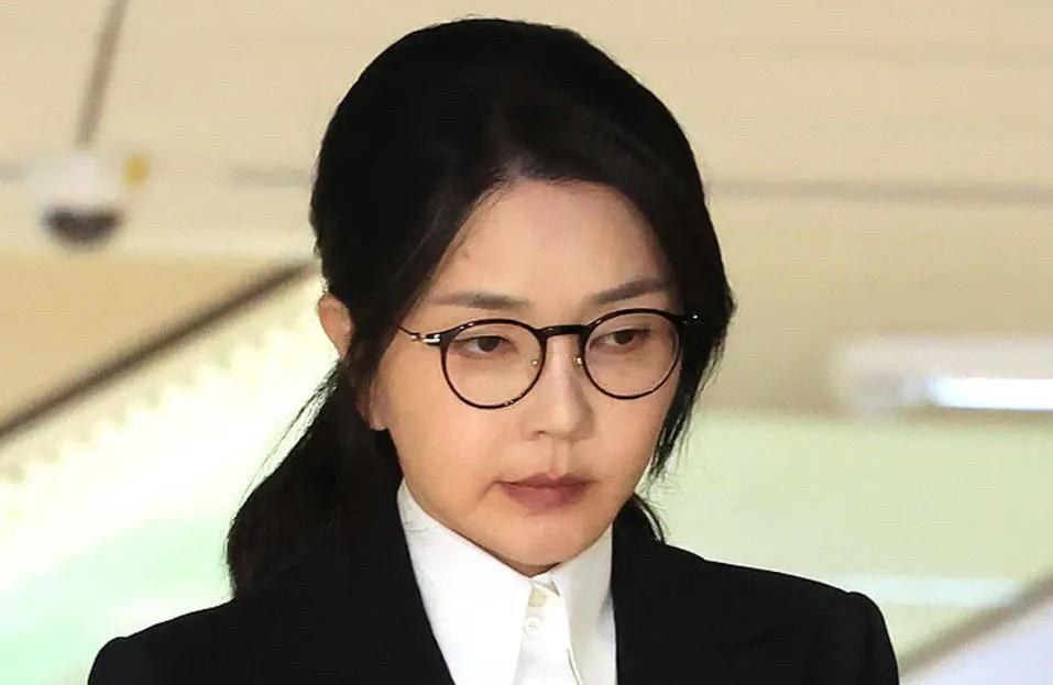 金建希的拘留期即将结束，对于特检组提出的问题也是闭口不答，特检组计划29日对金建