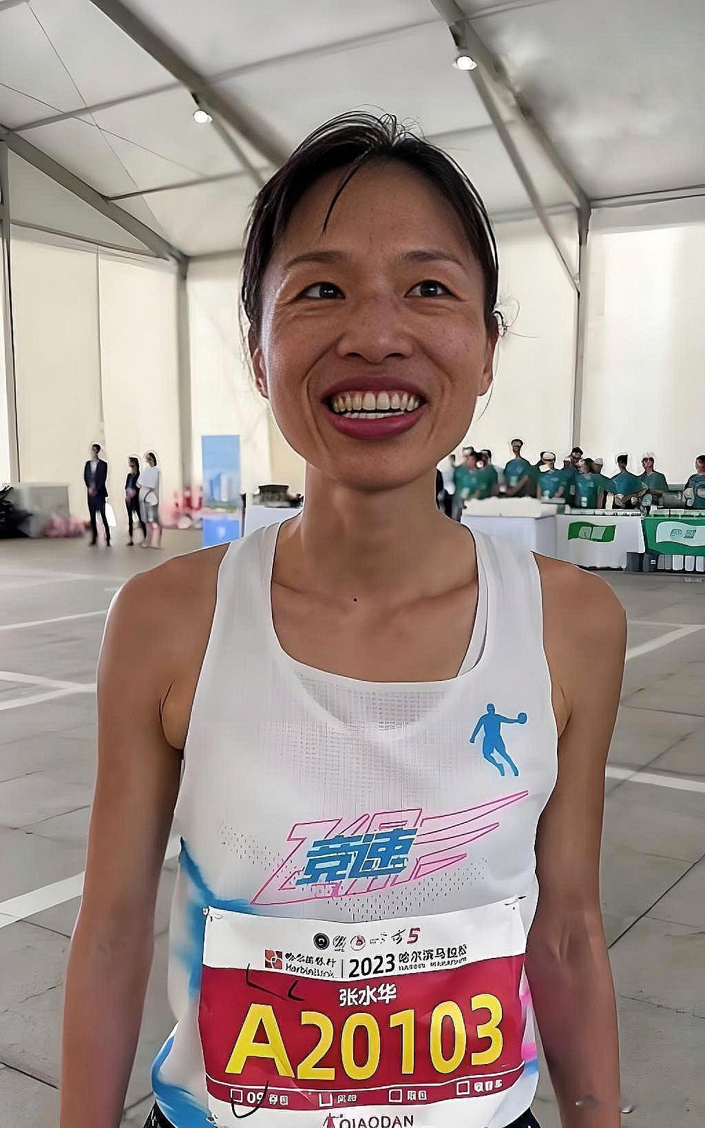 我拿着“最快护士”照片给中医药学在读博士的堂哥看：为啥她91年的看起来像81年