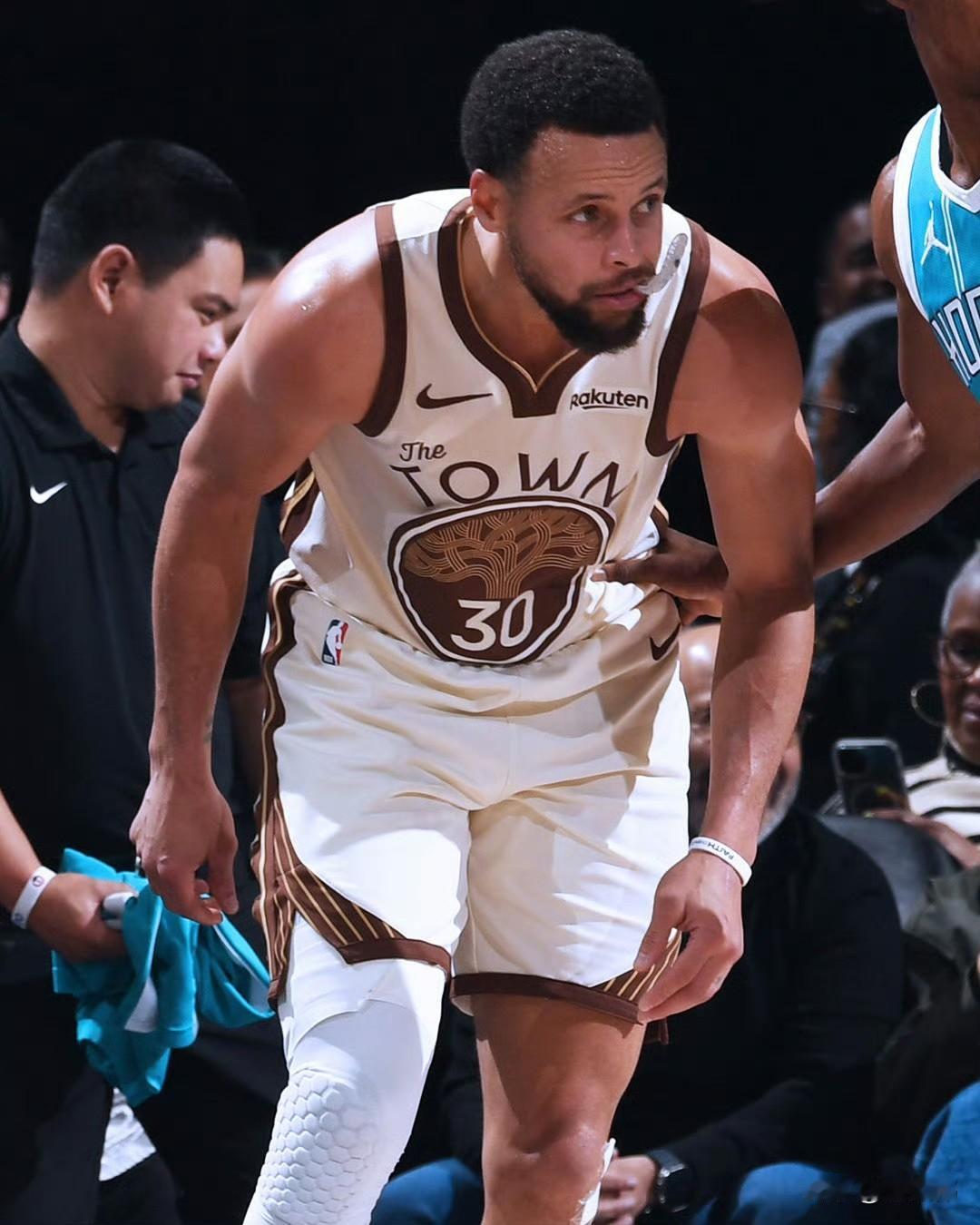 绝对牵制力！追梦格林谈库里：“库里吸引了大量的防守。”“对手甚至派了一个