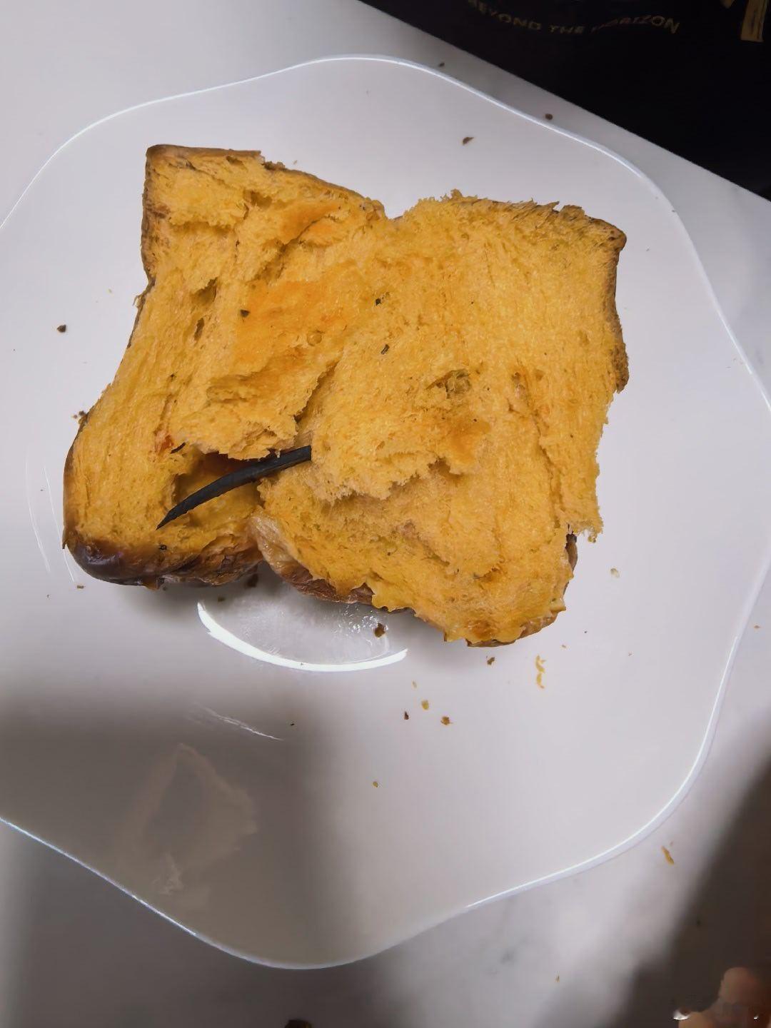 山姆广州荔湾店，第二次了。  第一次，番茄肉脯吐司面包吃出尖硬黑塑料异...
