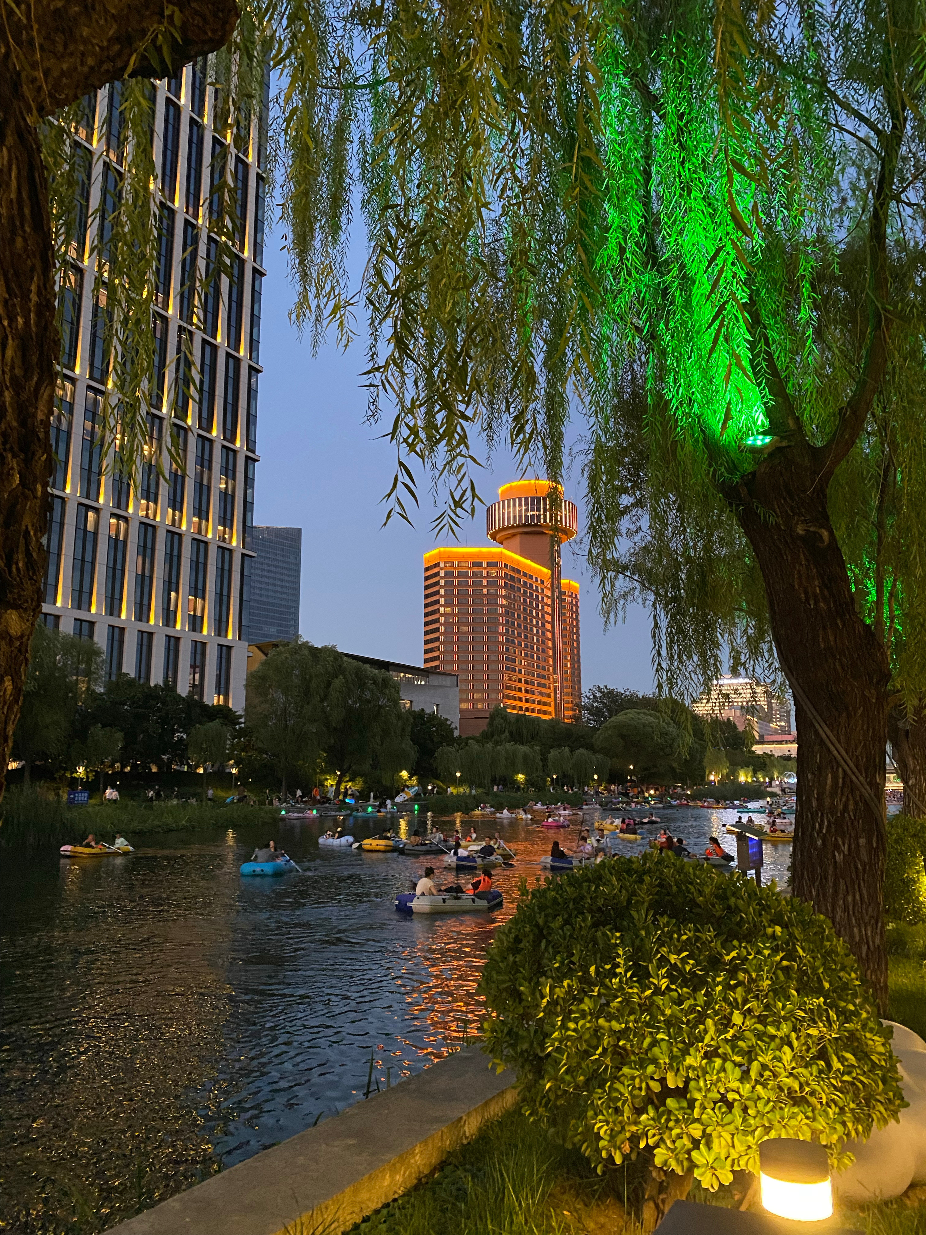 旅行摄影亮马河畔。手机摄影​​​