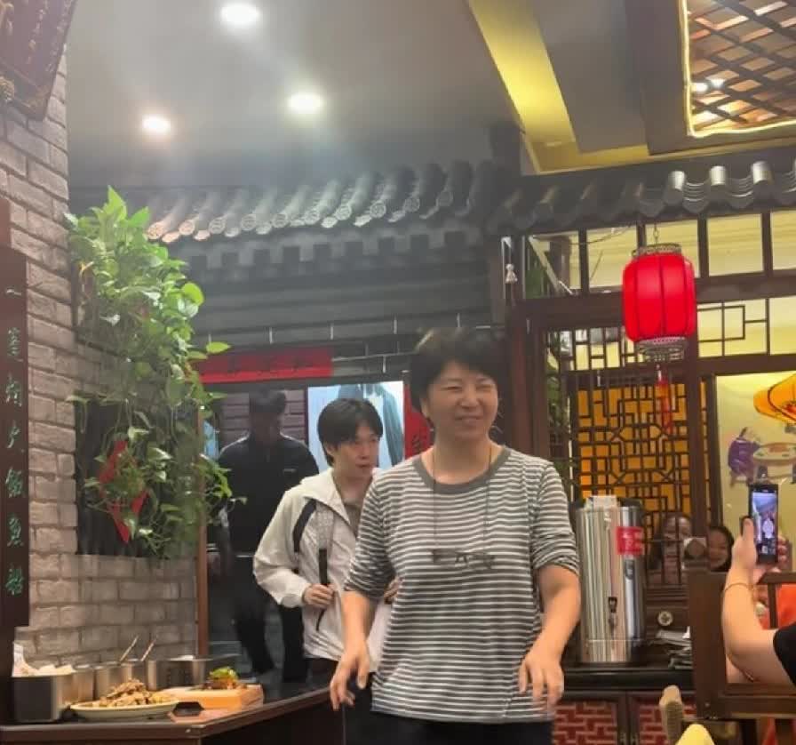 北京的球迷们太幸福了，今天在玉桥餐厅又偶遇王楚钦。王楚钦是有多爱吃这家的