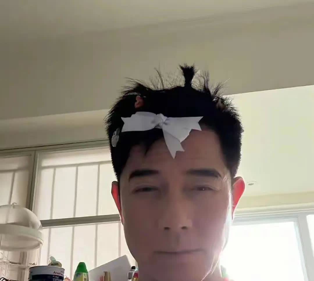 郭天王也是女儿奴一枚，为了女儿甘愿扎蝴蝶结，还戴项链。如今方媛已怀上三胎，若是儿