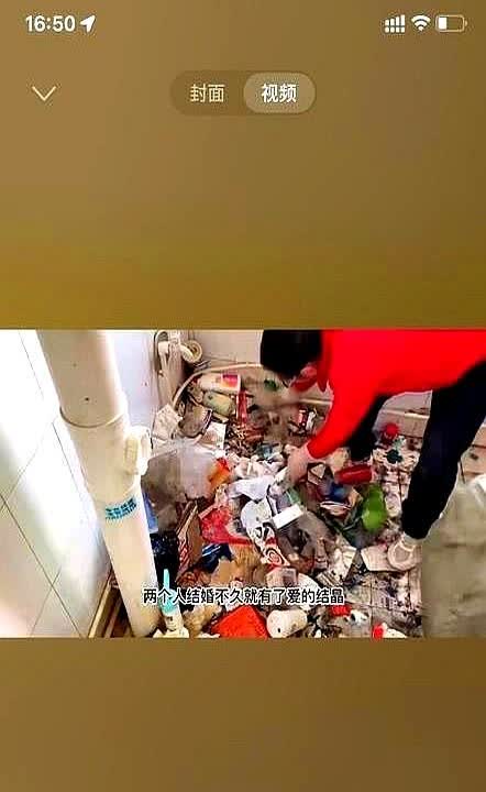男子出差半年，因为太挂念孩子临时请假回家。刚推开客厅门就差点滑一跤，地上