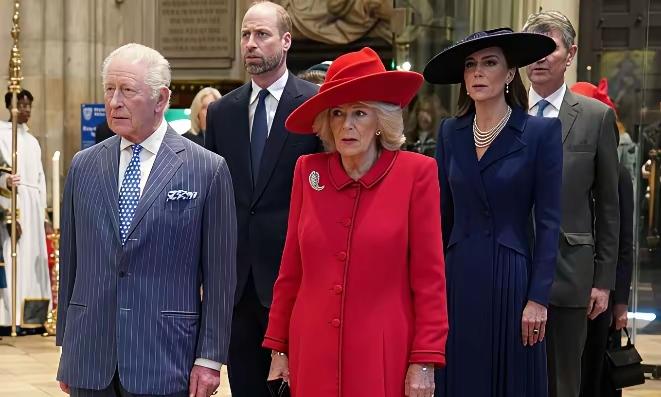 看卡米拉这变化，很明显是地位变了！身着红色的卡米拉，没有了底气，为何？因为与她