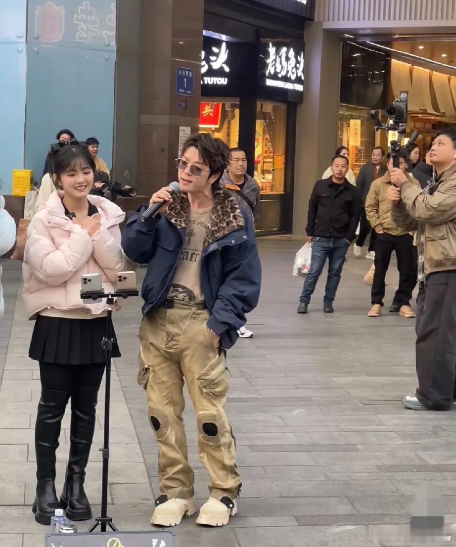王栎鑫成都春熙路被偶遇，太拽了，36岁了还染黄毛戴长串耳环，像个女生似的，唱歌时