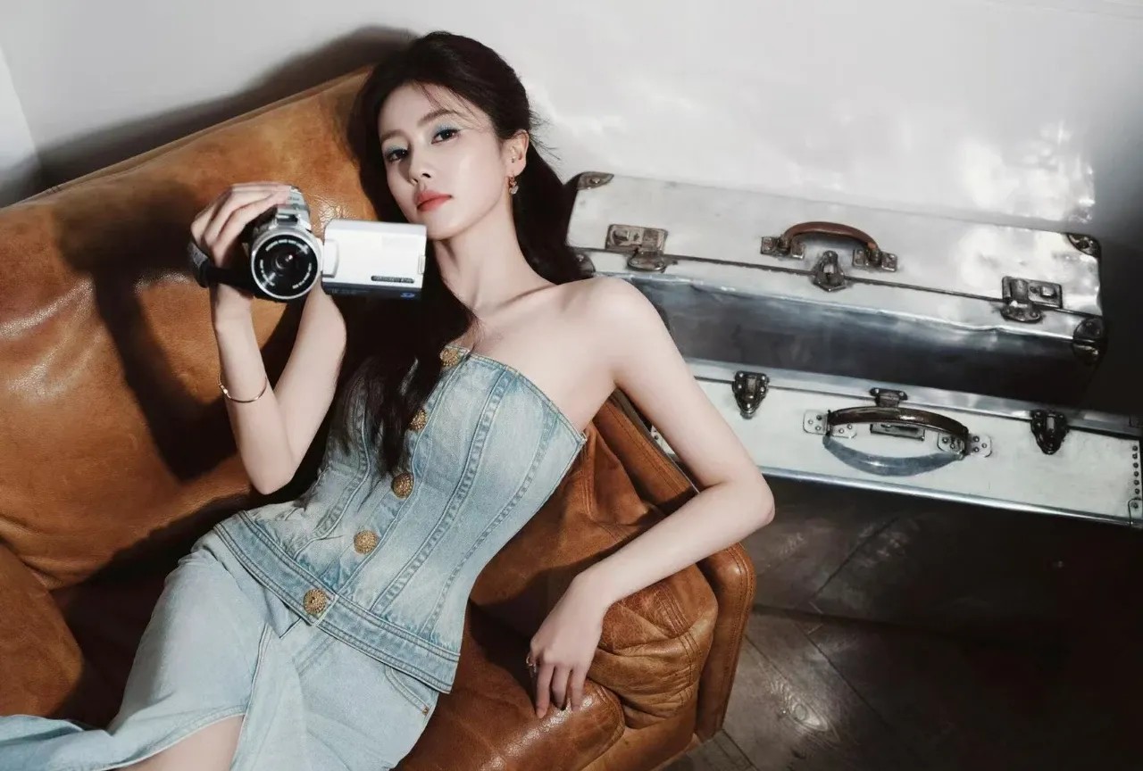 穿蓝色牛仔的白鹿，青春白皙美艳