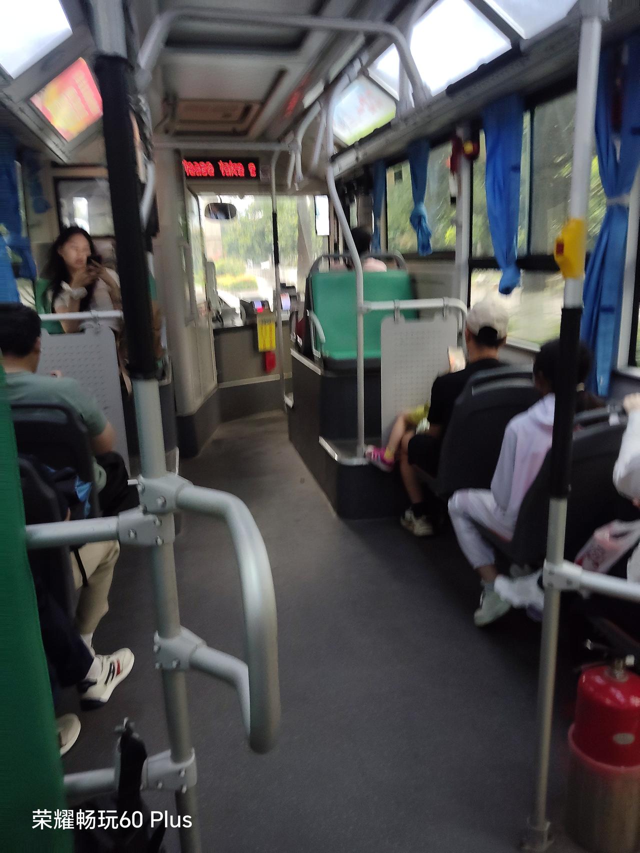 武汉545路公交车座位太少。武汉545路公交车从欢乐谷开往汉口火车站，线路