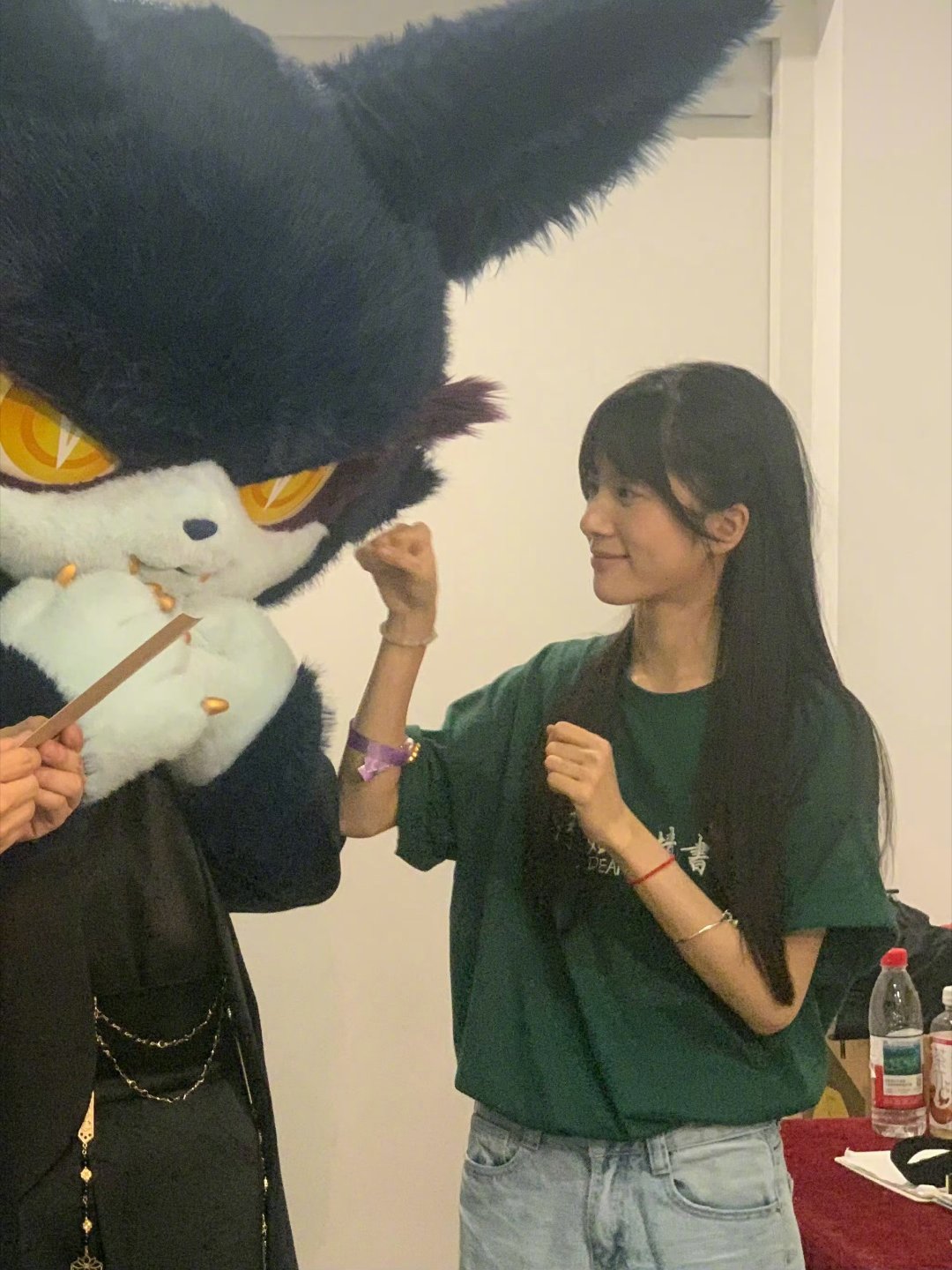 “好玩！开心！”萌萌女大勇闯名利场就这样成为一股清流，特别有灵气的新人美时期穿着