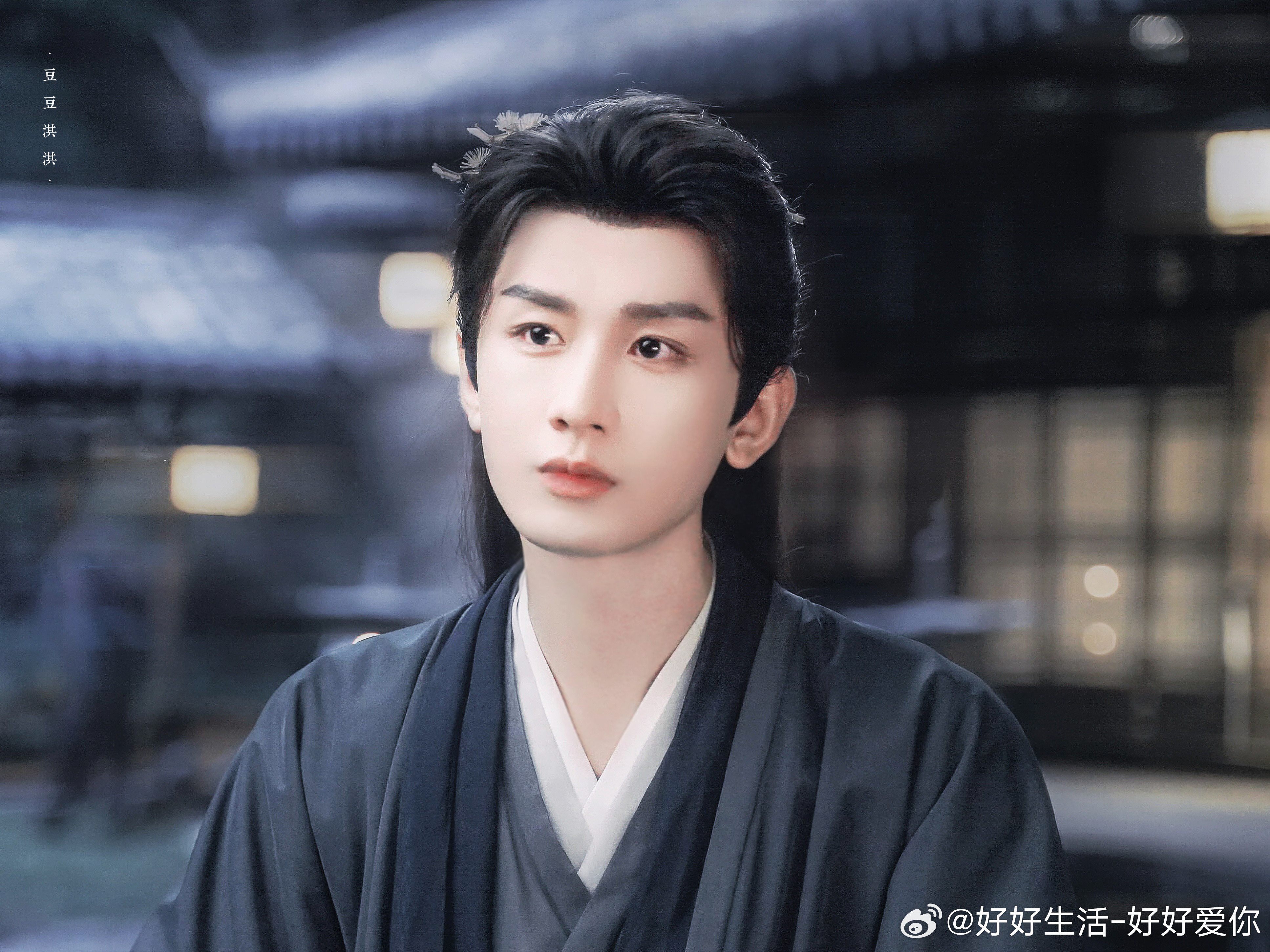 拍戏时的成毅完全是“拼命三郎”，吊威亚、高难度动作亲力亲为，敬业度满分。成毅的真