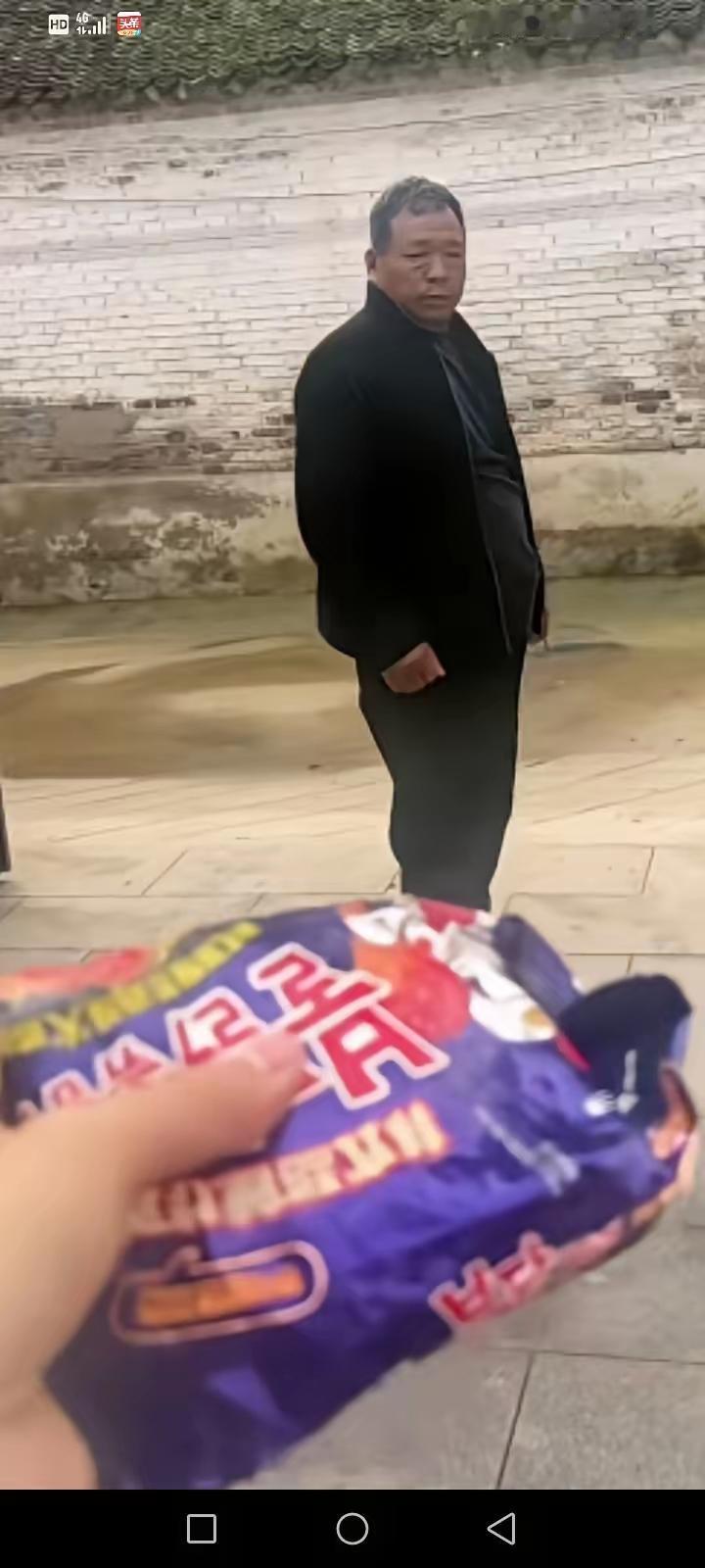 泪目了!父亲去女儿家借钱看病,女婿也在家,没吭声,女儿转身回屋拿了一袋方便面