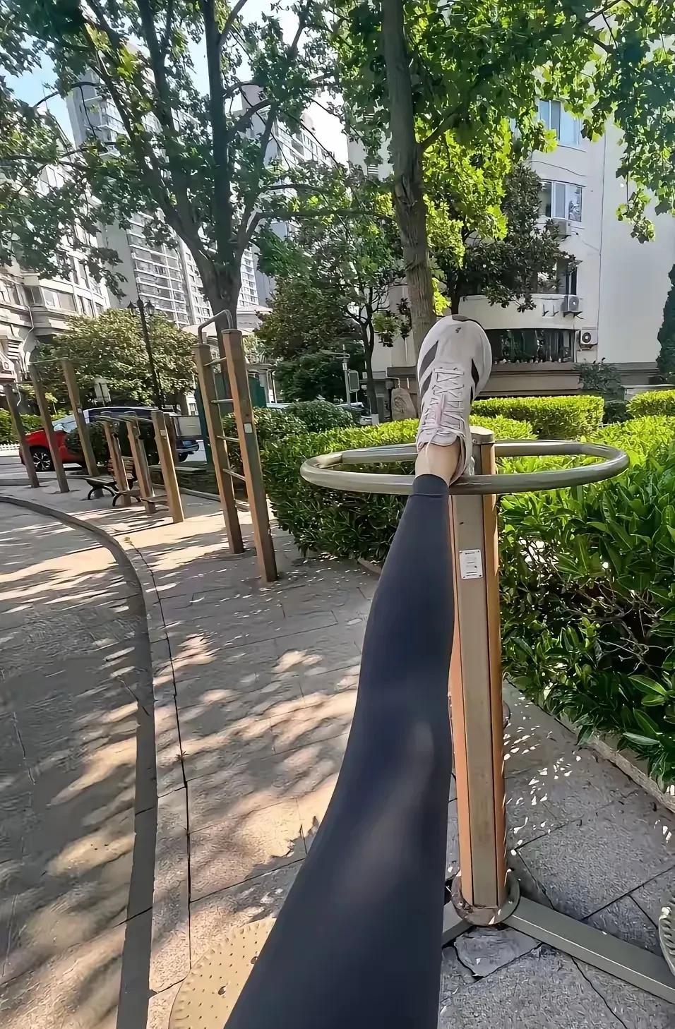 瑜伽裤弹性特别好，不管锻炼时怎么动都能自由伸展，身上没什么束缚感。而且这裤子不挑
