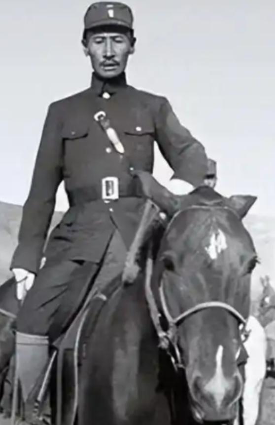 1932年，马占山宣布向日本投降，顿时国内上下骂声一片，然而在受降仪式上，马占山