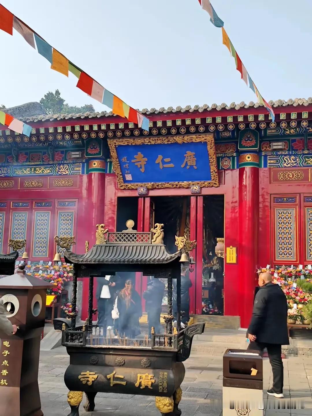寺庙该不该收费？似乎很难判断谁是谁非。各有各的道理，各有各的说法。自宋朝起