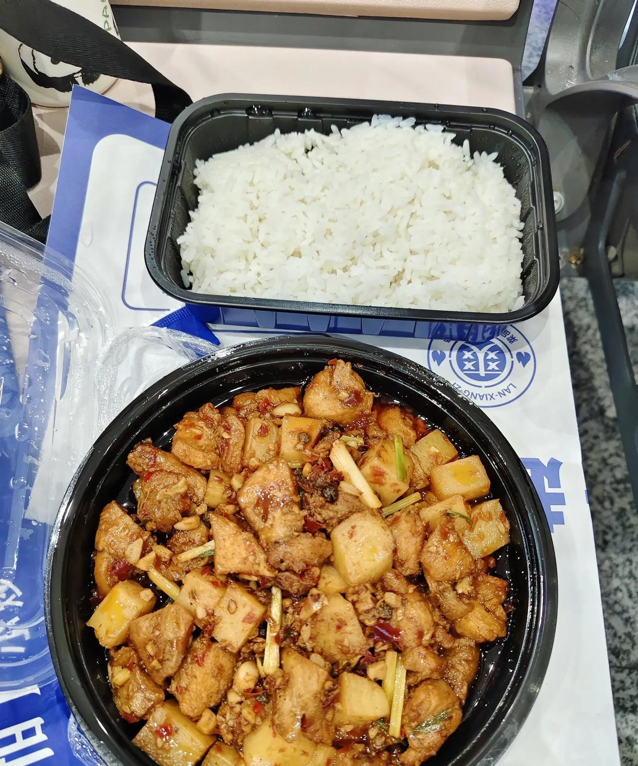 已经是晚上7点钟了，在火车站等车中，晚饭是煎饼卷辣椒。咬一口煎饼，吃一口鲜辣椒