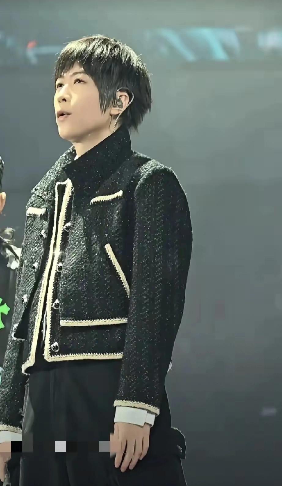 深圳恒星之城演唱会反差拉满！阿信拘谨，言承旭大秀身材引争议