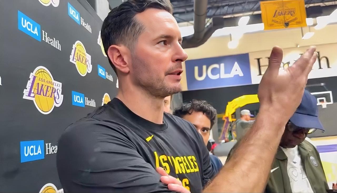 交易发生前雷迪克该干点啥？1.继续坚持让东契奇开场主导进攻，突然的变阵只会打乱