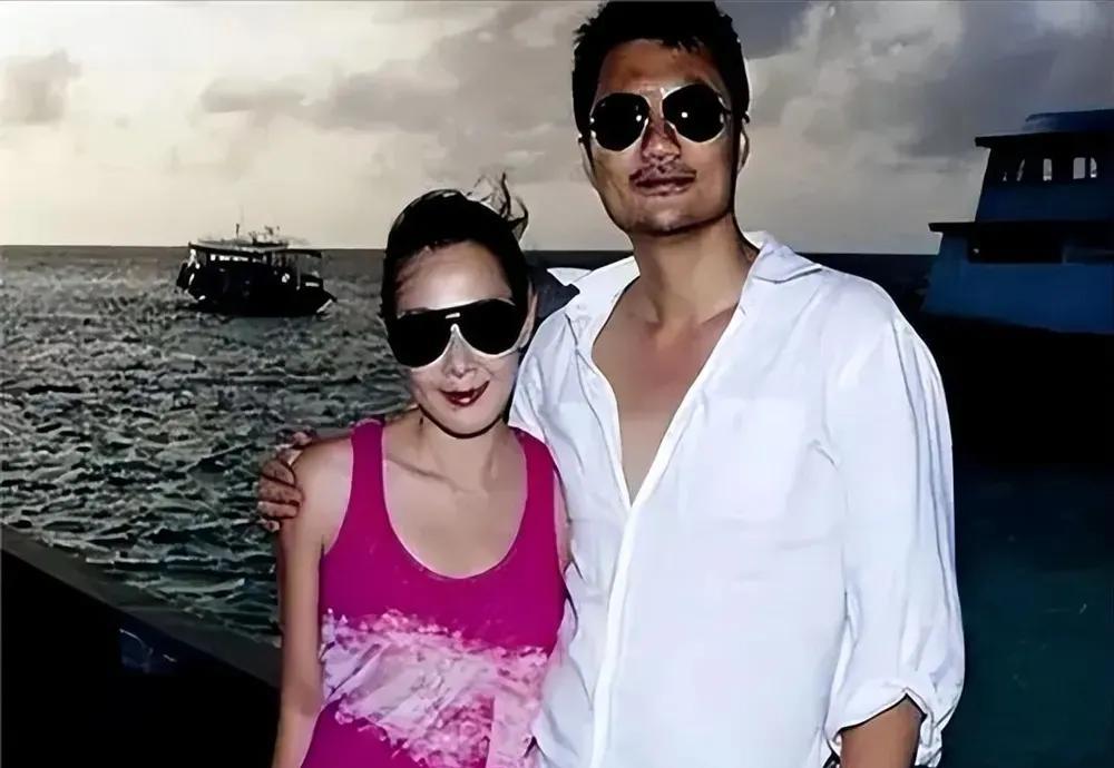 刘若英真的生活十分低调，她的丈夫只在公布结婚的时候嗮了一张照片，剩下的十几年婚姻
