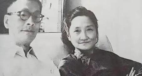 1955年，上海某法院，一场庭审正在进行。原告席上，一个母亲，愤怒、屈辱，两
