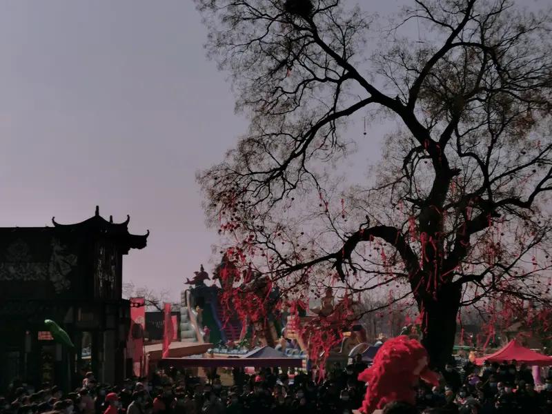 你认为年味越来越淡的原因是什么现在总有人感慨年味越来越淡，其实这和生活、环境、