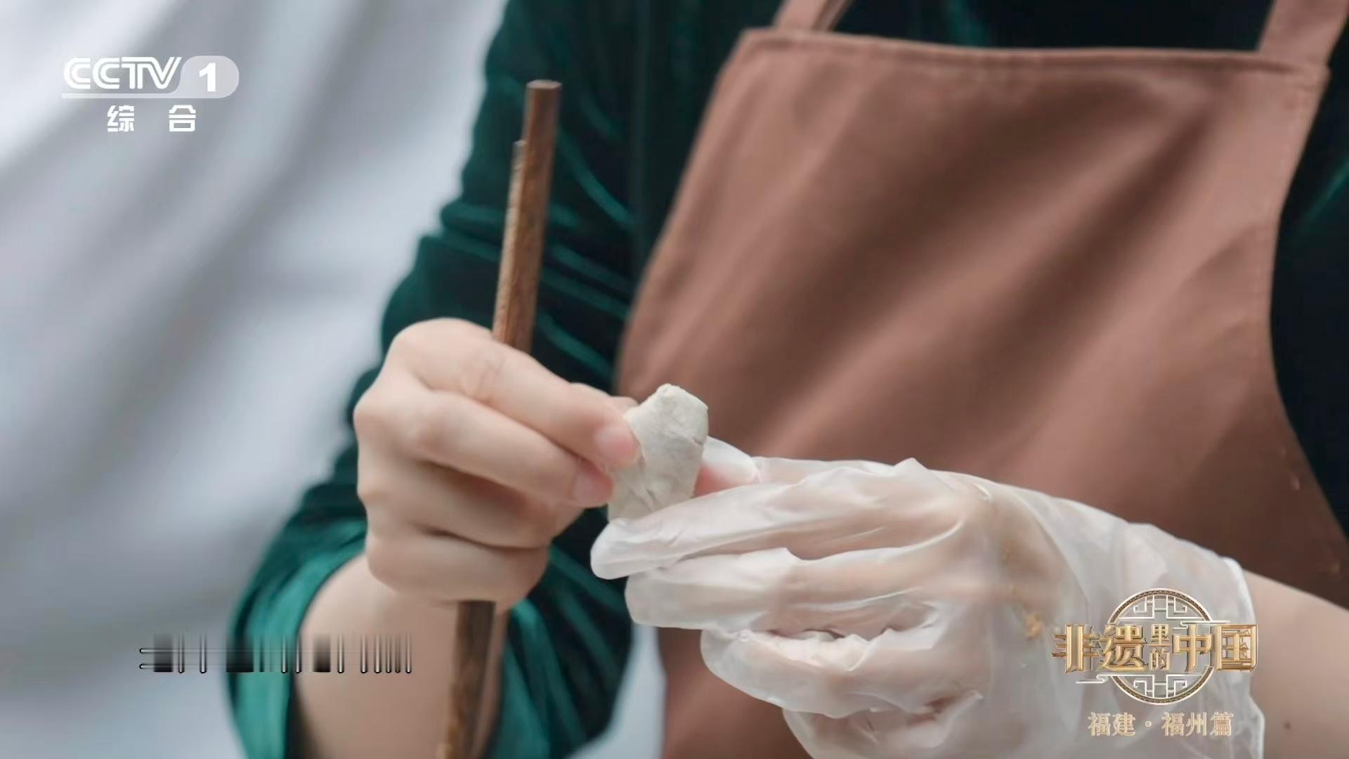 福州肉燕的燕是什么这不是纸是薄到透光的肉片惊叹！猪肉竟能捶打成透光“宣纸”。福