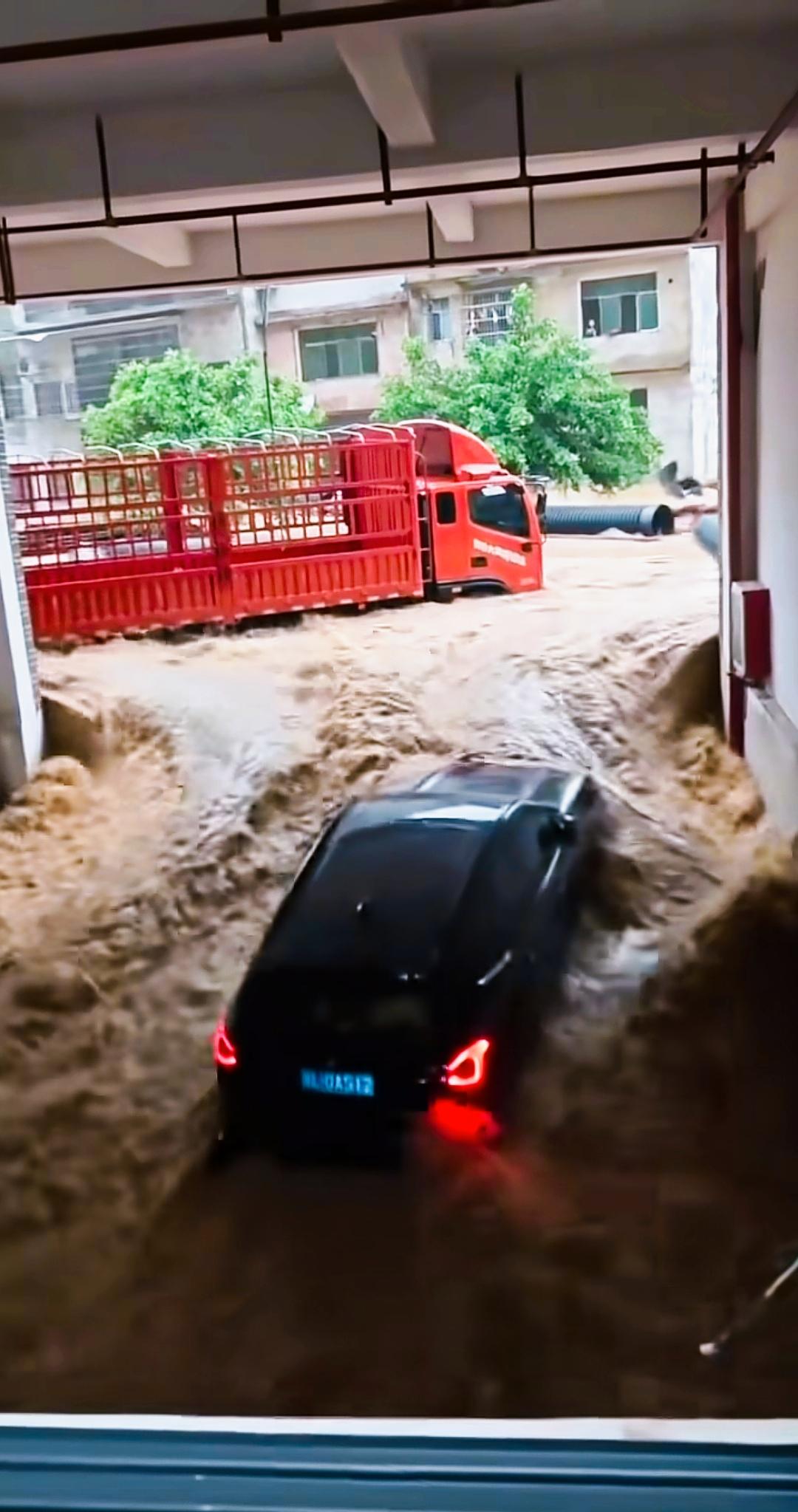 钦州下暴雨，南宁旱灾不下雨广西钦州遭遇极端强降雨，钦州国家气象站单日降水量高