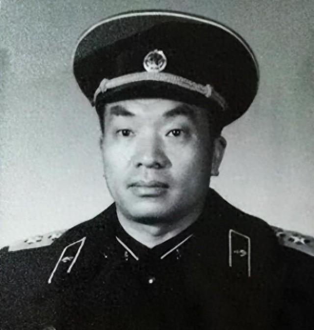 1949年北平解放，毛主席在香山接见四野立功将领，目光扫过人群，突然停在一人身