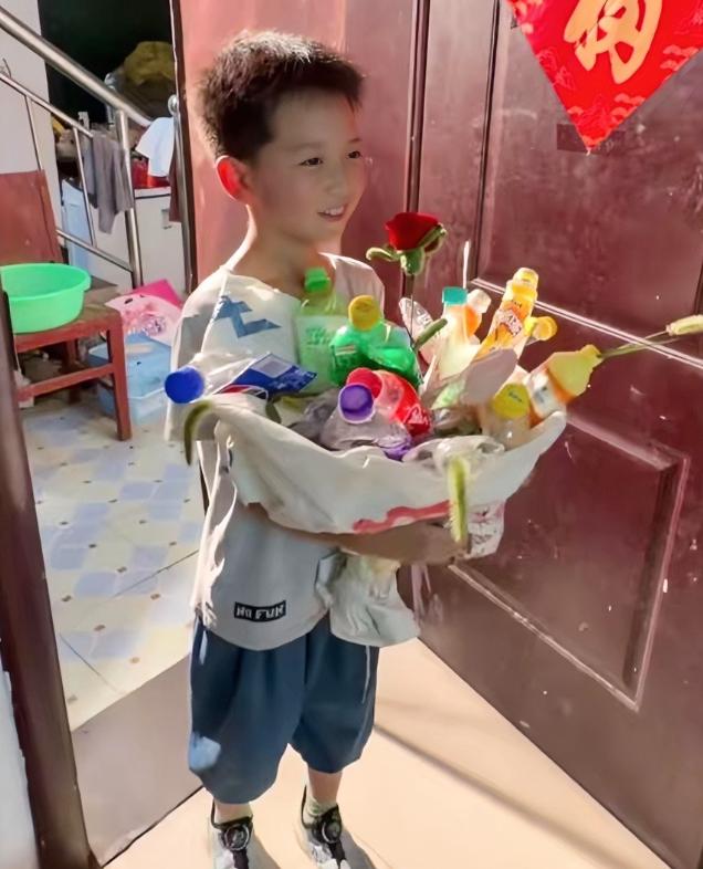 破防了！河南郑州，这个8岁男孩火了！他面对众多围观的大学生，勇敢地说出："我妈妈