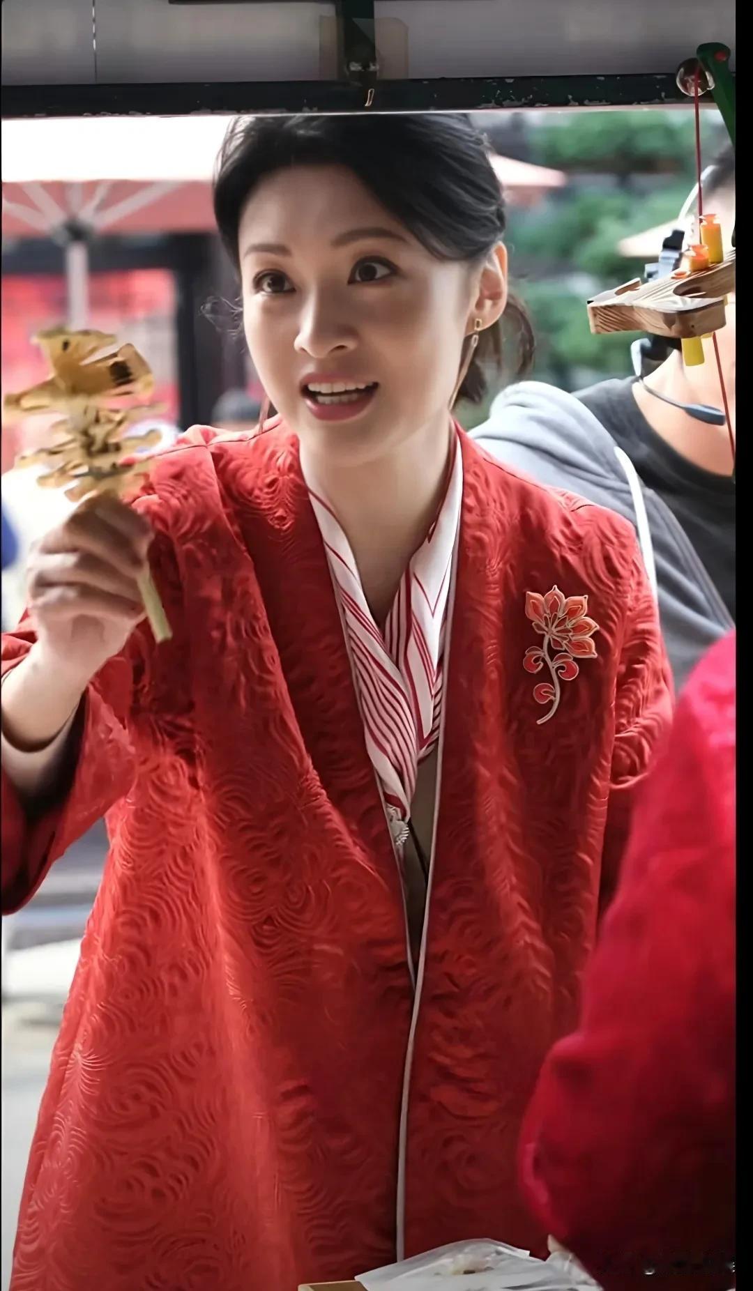 都说长江后浪推前浪，但是我怎么觉得央视主持人还是以前的好看！57岁的周涛，现身