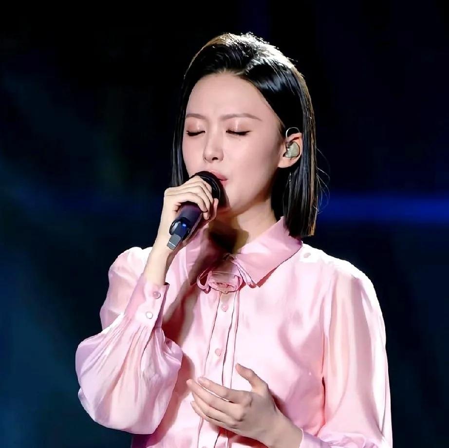 搭个万人瞩目的天价舞台，把场子彻底烧热，然后自己连夜“跑路”？没错，8月30号那