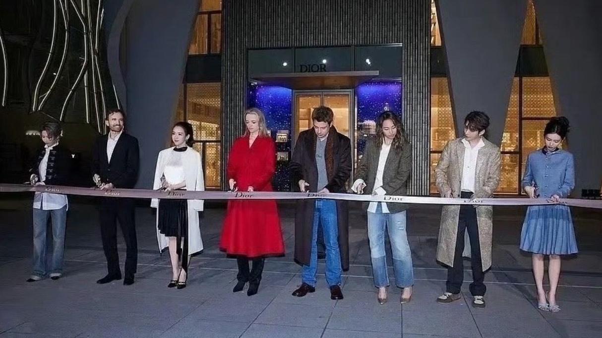 刘雨昕和邓为，排位没啥好比较的天天就是炒这点事，邓为粉丝都不在乎占位什么的，只知