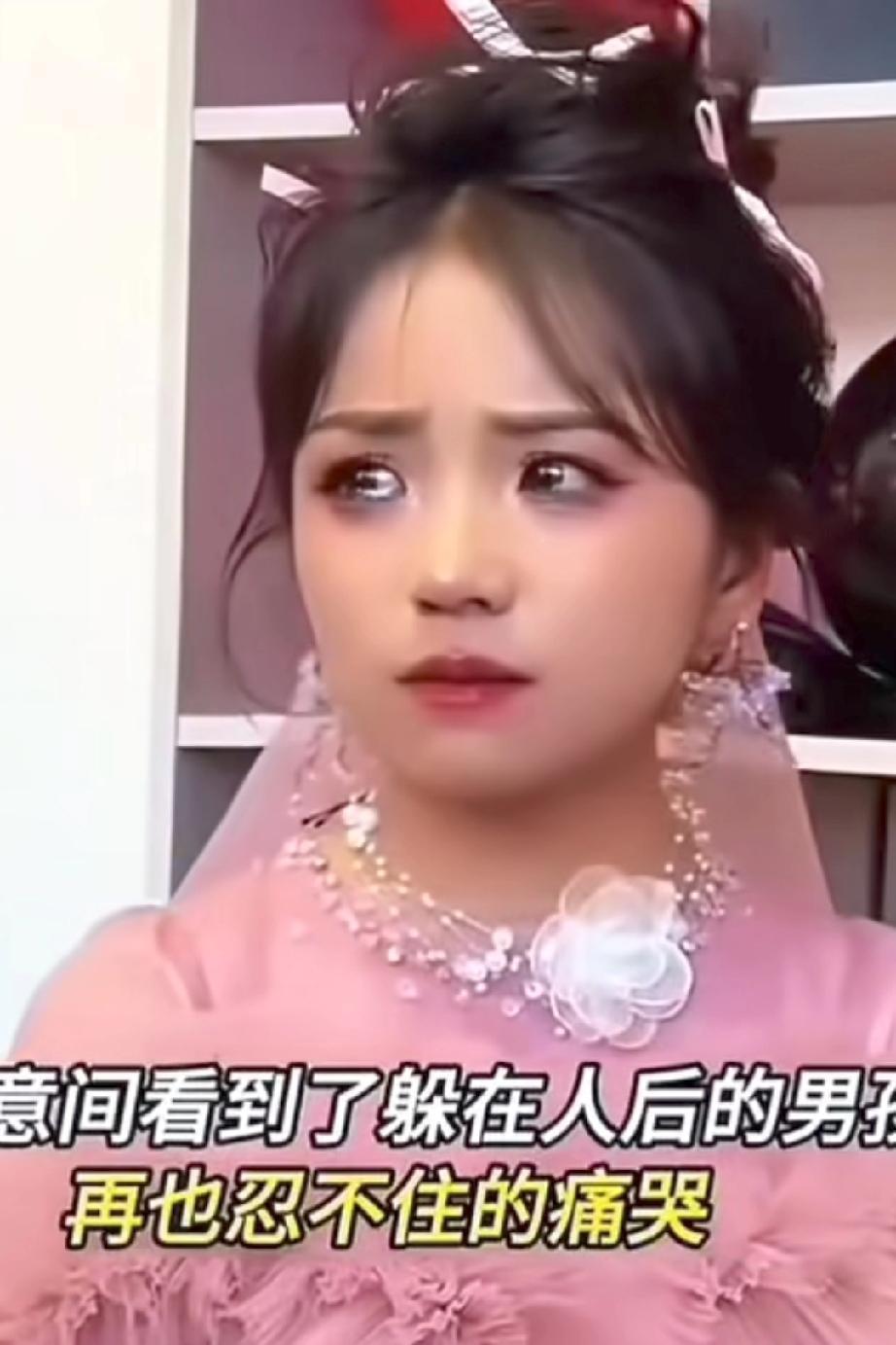 男孩爱了五年的女孩今天结婚了，亲眼看着心爱的女孩嫁给了别人，男孩很舍不得却又无能