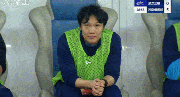 邓卓翔枯坐在教练席上满脸呆滞，赛前满怀信心还想着从河南队身上拿分，怎么就被灌了5