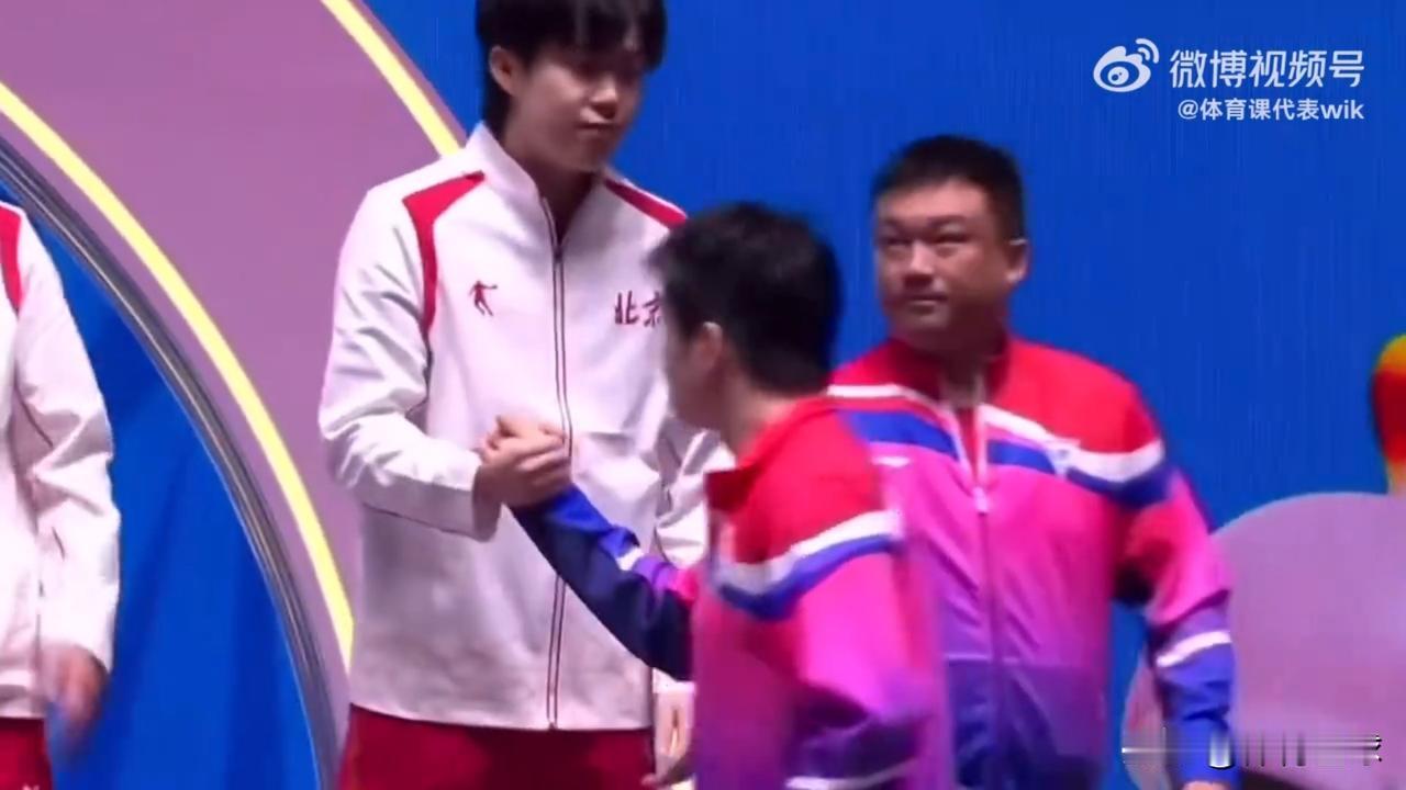 有谁注意到：颁奖仪式上，樊振东做了一个特别的举动！如果大家仔细观察，几乎全运