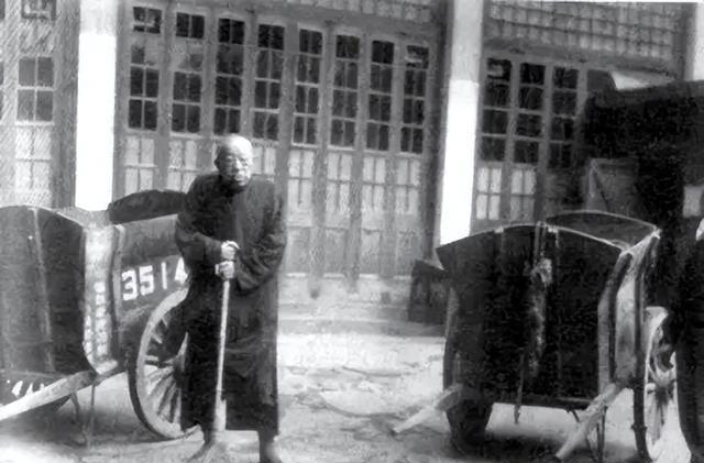 1922年，黄金荣告诉妻子林桂生：“我要娶露兰春，你交出正室之位和家里的财政大权