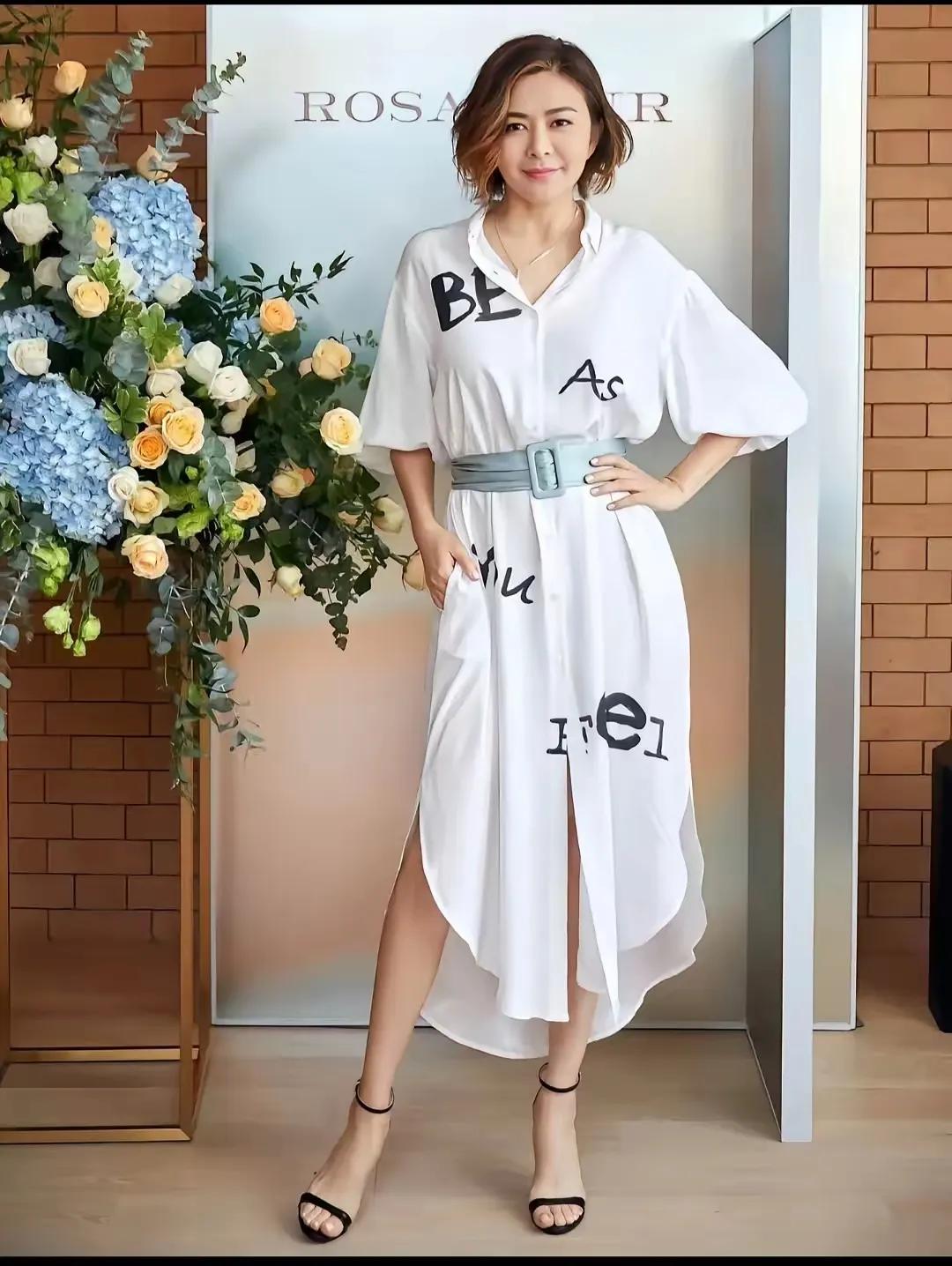 关之琳今日穿搭好chic，白色衬衫裙上