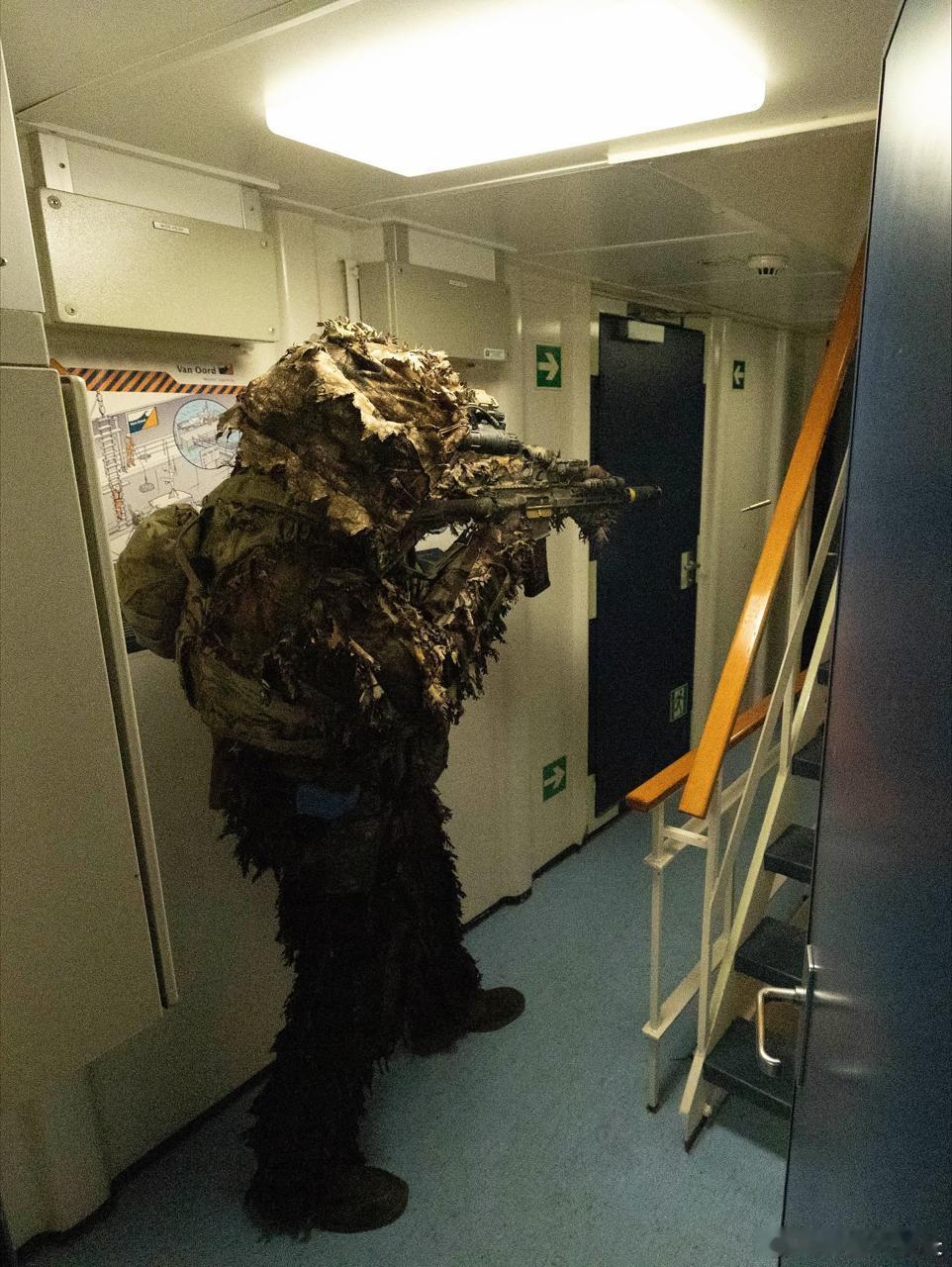 荷兰特种作战部队（SOF🇳🇱）成员在训练中大量使用三维伪装——图中示例为R