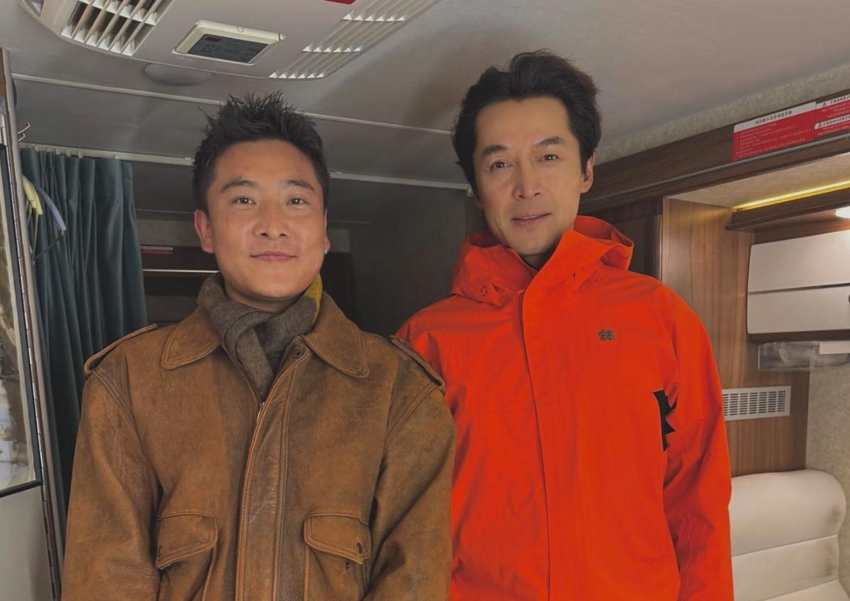 43岁胡歌现身青海，他看起来苍老了不少，脸部皮肉松弛了，身上充满了沧桑感，真是岁