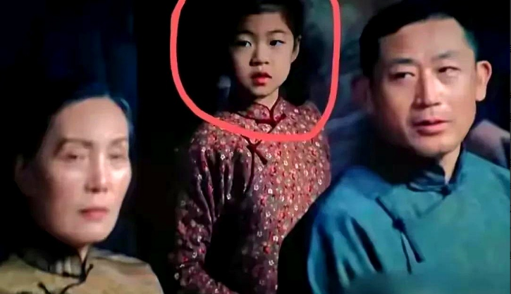 说实话，章子怡的女儿醒醒算不上漂亮，也算不上丑，但是她的脸就莫名其妙的有一点适合