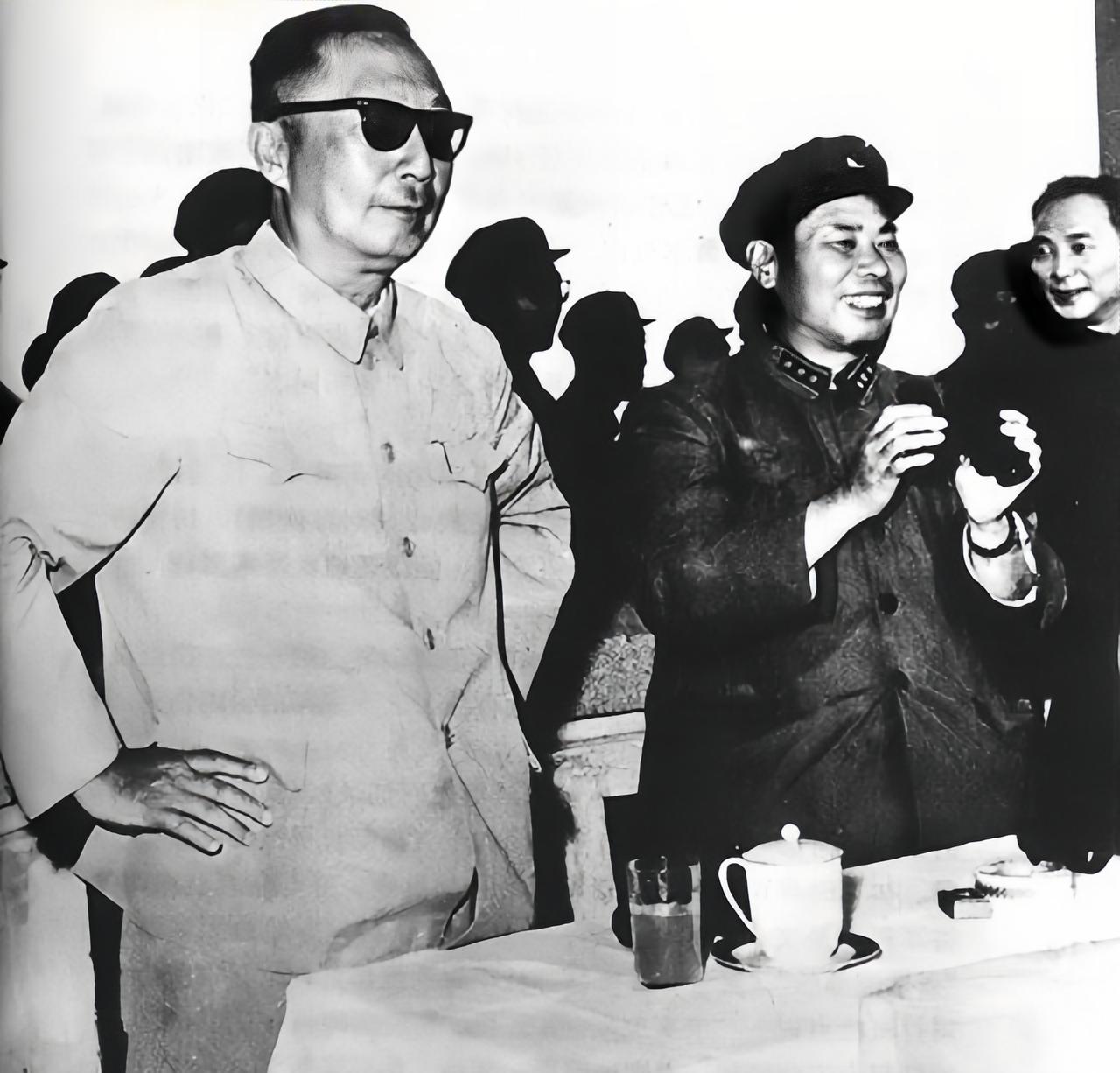解放战争后期，华北军区的部队最先被“拆散”。第18兵团和第19兵团被彭德怀带到大