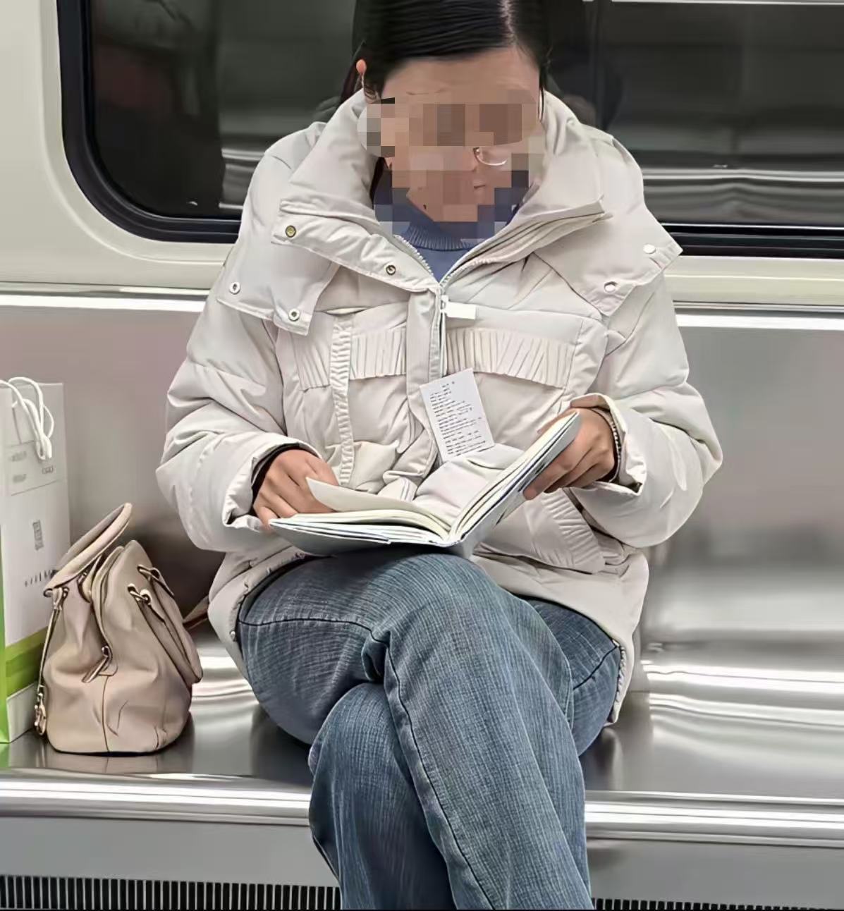 “白嫖党”穿标签衣服坐地铁，循环“试穿”省下买衣钱，商家：这规则要被玩坏了！